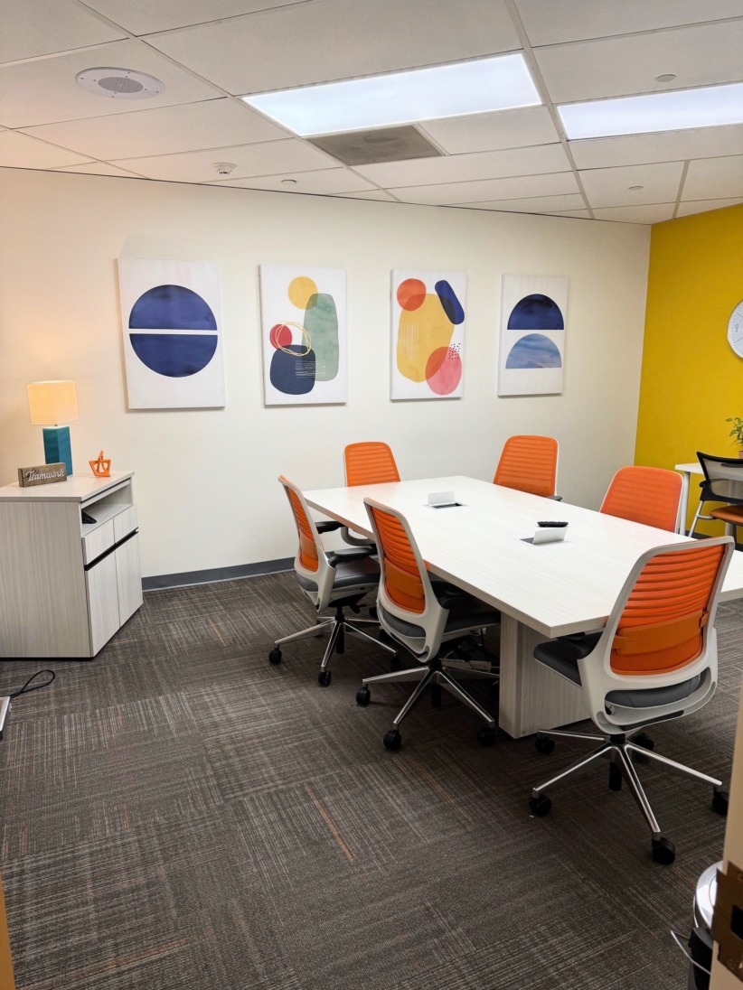 Medium conference room for up to 8 people